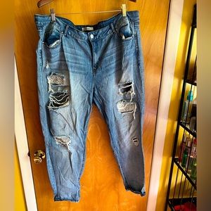 Refuge Ripped Boyfriend Jeans w. Embellishments Size 22